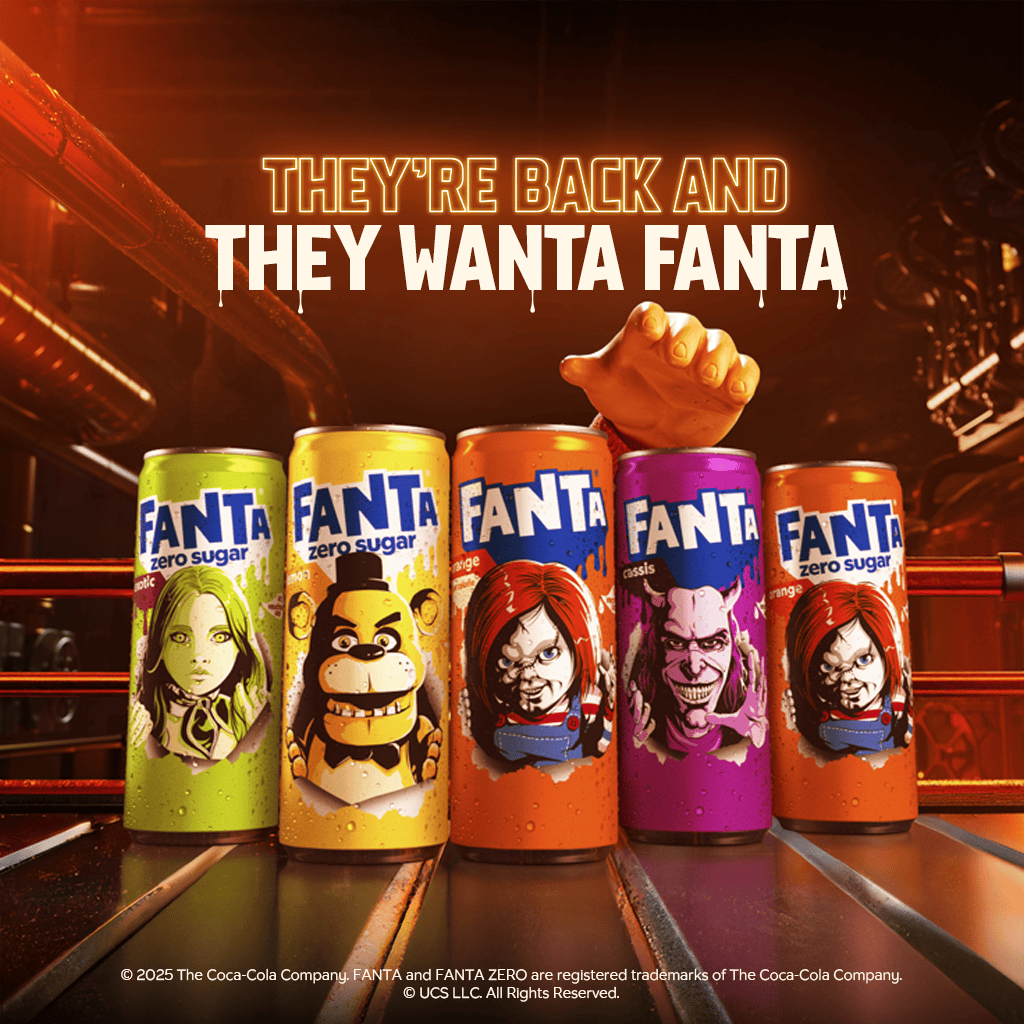 Vijf blikjes Fanta in Halloween limited edition, met daarboven de hand van het personage Chucky en de titel: ‘They're back and they Wanta Fanta’.