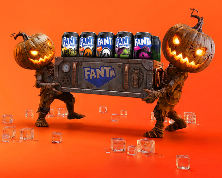 Twee figuren met verlichte pompoenhoofden dragen een metalen krat met verschillende blikjes Fanta. De scène heeft een oranje achtergrond met verspreide ijsblokjes en een Halloween-thema.