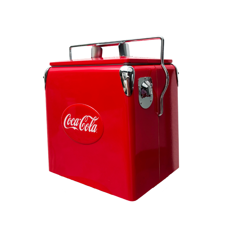 Rode Coca-Cola koelbox met metalen draagbeugel en ingebouwde flesopener aan de zijkant.