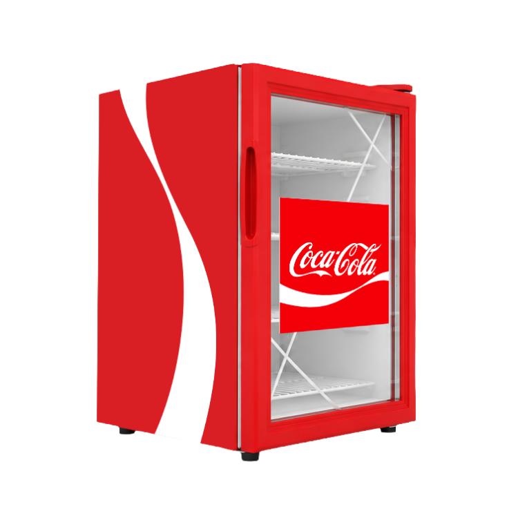 Rode Coca-Cola mini-koelkast met glazen deur en wit Coca-Cola-logo, afgebeeld tegen een lichtgrijze achtergrond.