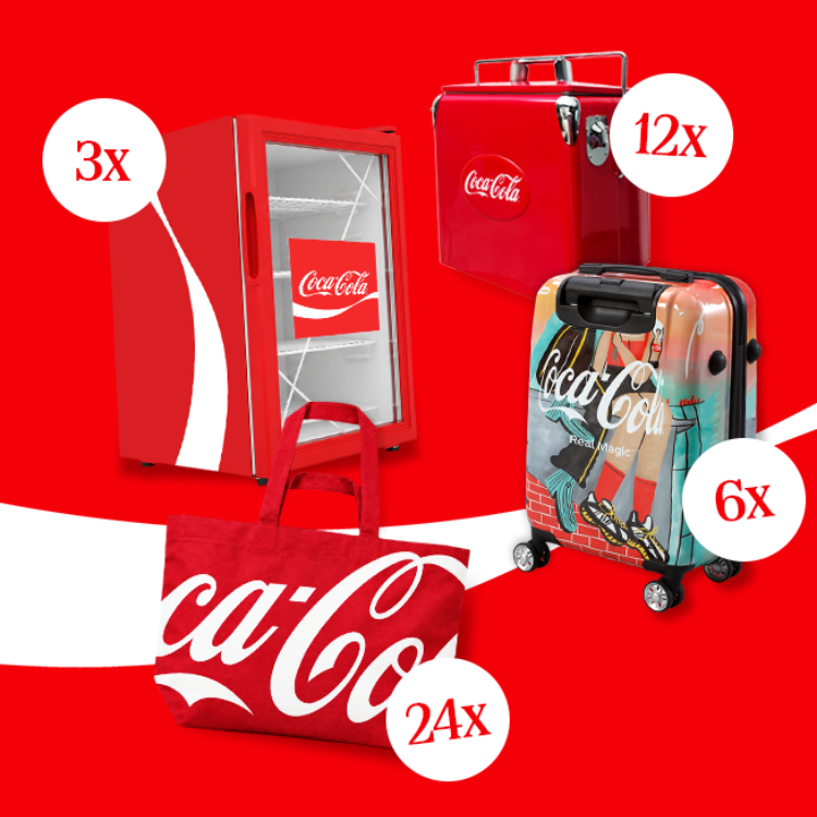 Overzicht van Coca-Cola prijzen: een rode mini-koelkast (3x), een rode koelbox (12x), een Coca-Cola koffer (6x) en een rode Coca-Cola draagtas (24x) op een rode achtergrond.