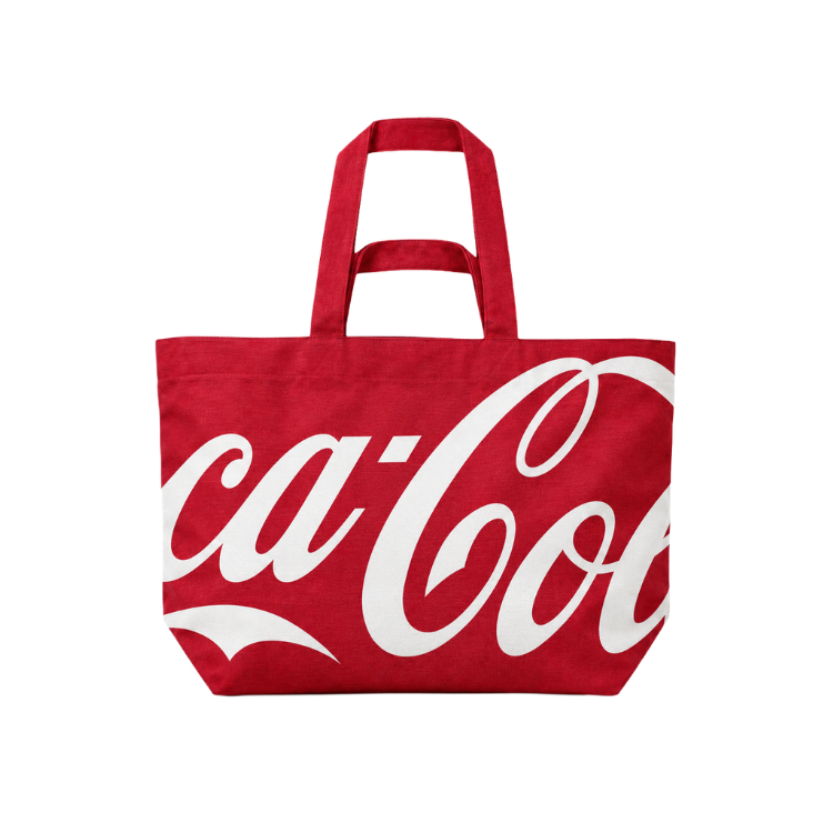 Rode draagtas van Coca-Cola met twee handvatten en een groot wit Coca-Cola-logo over de voorkant.