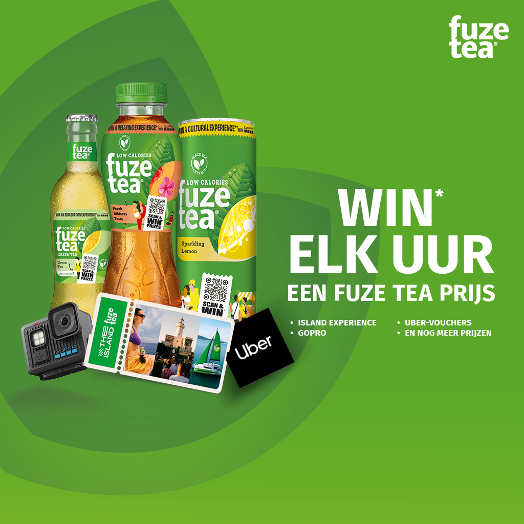 Groene promotionele afbeelding van Fuze Tea met de tekst ‘WIN* ELK UUR EEN FUZE TEA PRIJS’. Afgebeeld zijn verschillende Fuze Tea-flessen en -blikjes, waaronder perzik- en citroensmaak, omringd door prijzen zoals een GoPro-camera, een Uber-voucher, een Instax-camera en fotoprints. Rechtsboven staat het Fuze Tea‑logo