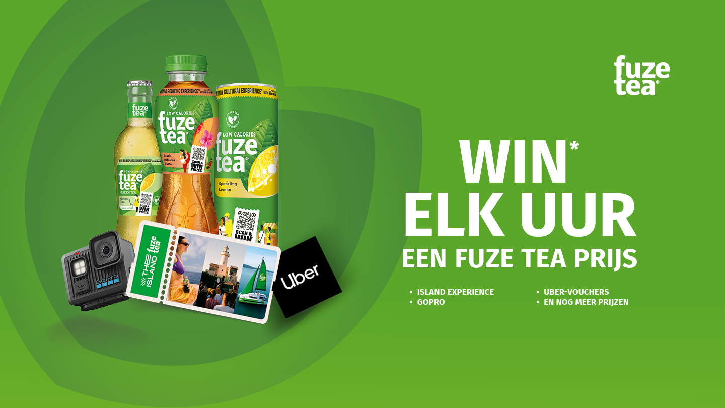 Groene promotiebanner van Fuze Tea met de tekst “Win elke uur een Fuze Tea prijs”, afgebeeld met flessen en blikjes Fuze Tea, een smartphone en een prijspakket op een groene achtergrond.