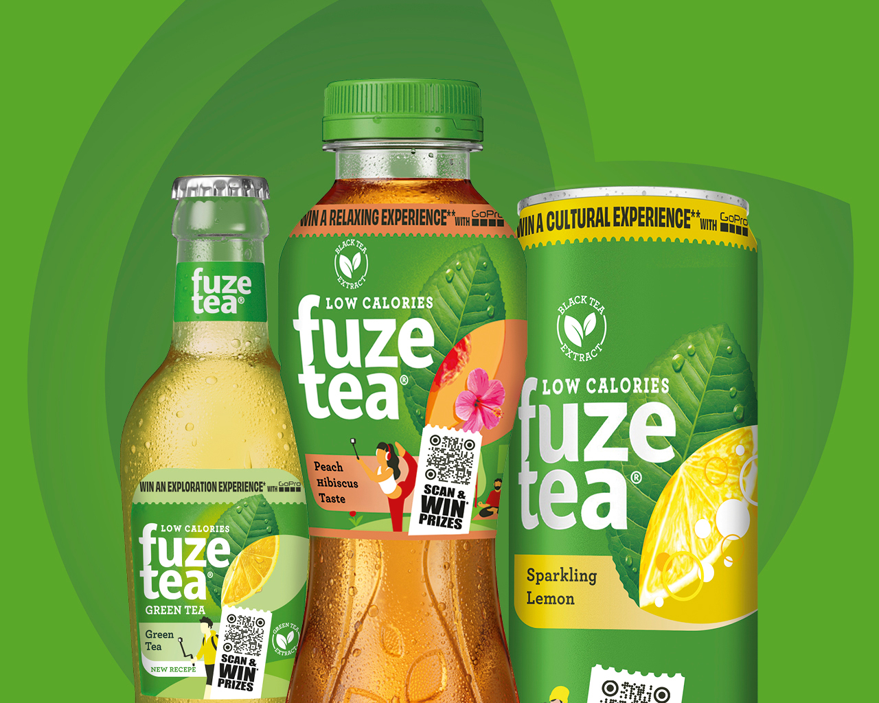 Close‑up van drie Fuze Tea‑verpakkingen op een groene achtergrond: een glazen fles Green Tea met citroen, een plastic fles Peach Hibiscus en een blik Sparkling Lemon. Op de etiketten staat “low calories”, het Fuze Tea‑logo en QR‑codes met de tekst “Scan & win prizes”.