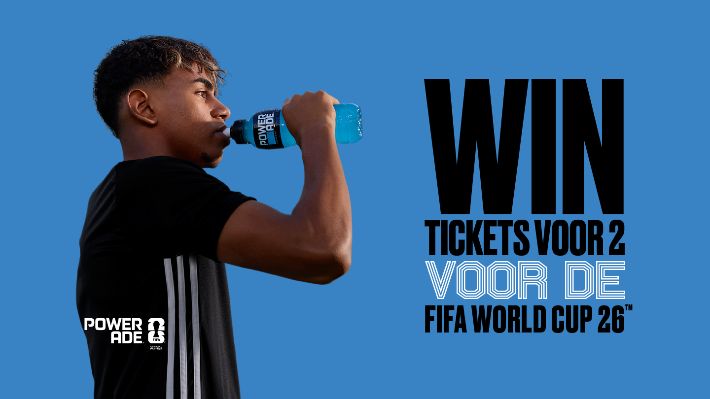 Sportieve persoon in zwarte sportkleding drinkt uit een blauwe Powerade‑fles tegen een blauwe achtergrond. Rechts staat de promotietekst: “WIN tickets voor 2 voor de FIFA World Cup 26™”, met het Powerade‑logo linksonder.