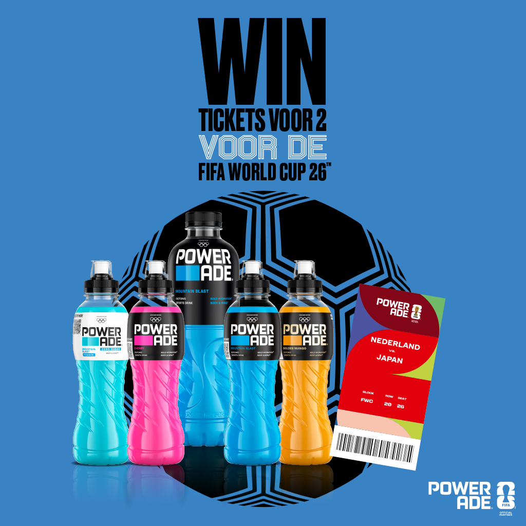 Promotionele Powerade‑afbeelding met verschillende Powerade‑flessen in diverse kleuren voor een gestileerde voetbal. Bovenaan staat de tekst: “WIN tickets voor 2 voor de FIFA World Cup 26™”, met daarnaast een voorbeeld van een wedstrijdticket.