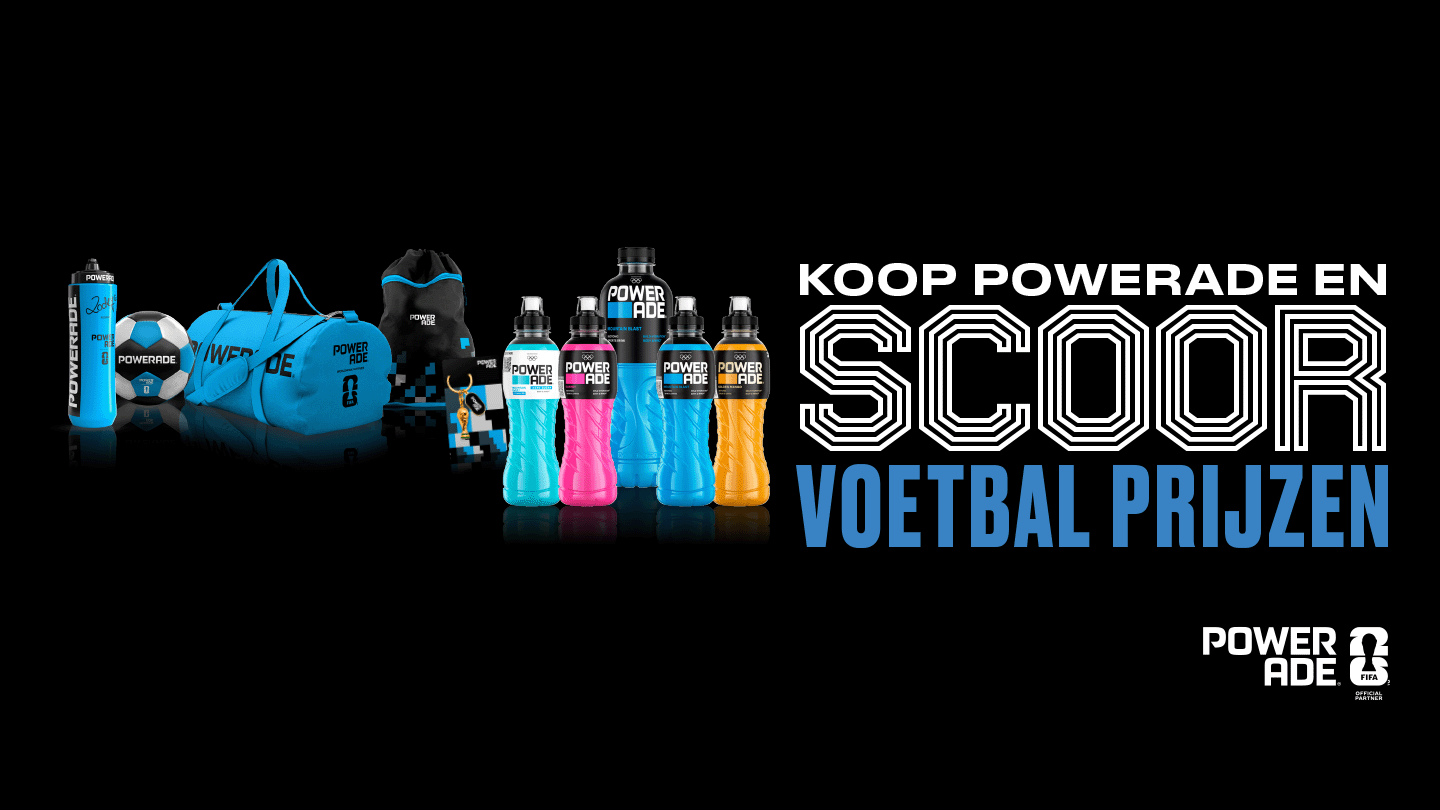 Promotionele Powerade‑afbeelding op een zwarte achtergrond met Powerade‑dranken in verschillende kleuren en voetbalprijzen zoals een sporttas, bal en accessoires. Rechts staat de tekst: “Koop Powerade en scoor voetbalprijzen”, met het Powerade‑logo.