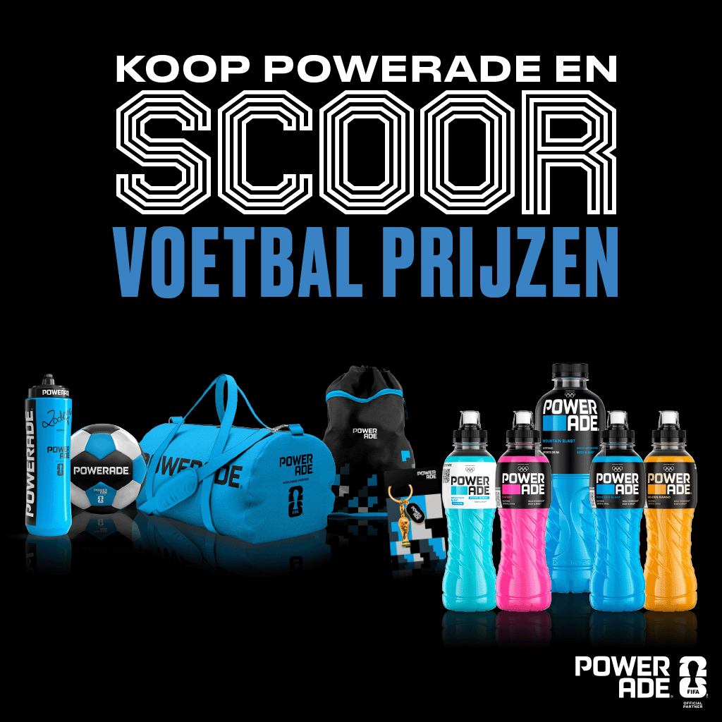Promotionele Powerade‑afbeelding met verschillende Powerade‑flessen in diverse kleuren voor een gestileerde voetbal. Bovenaan staat de tekst: “WIN tickets voor 2 voor de FIFA World Cup 26™”, met daarnaast een voorbeeld van een wedstrijdticket.