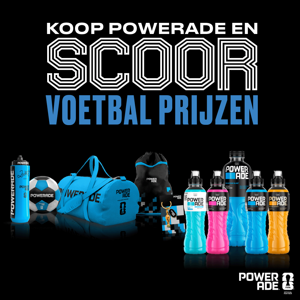 Promotionele Powerade‑banner met sportieve uitstraling: meerdere Powerade‑flessen in verschillende kleuren naast voetbalattributen, met de tekst “Koop Powerade en scoor voetbalprijzen”.