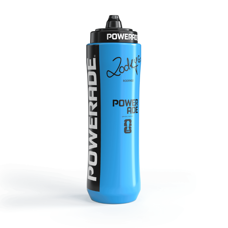 Blauwe Powerade‑sportfles met zwarte dop en schenktuit, voorzien van het Powerade‑logo, een handtekeningprint en FIFA‑branding, afgebeeld tegen een witte achtergrond.