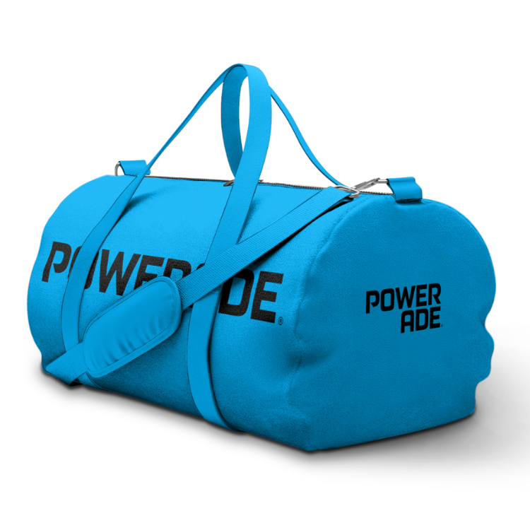 Blauwe sporttas met schouderriem en handvatten, met het Powerade-logo in zwart, gefotografeerd tegen een witte achtergrond.