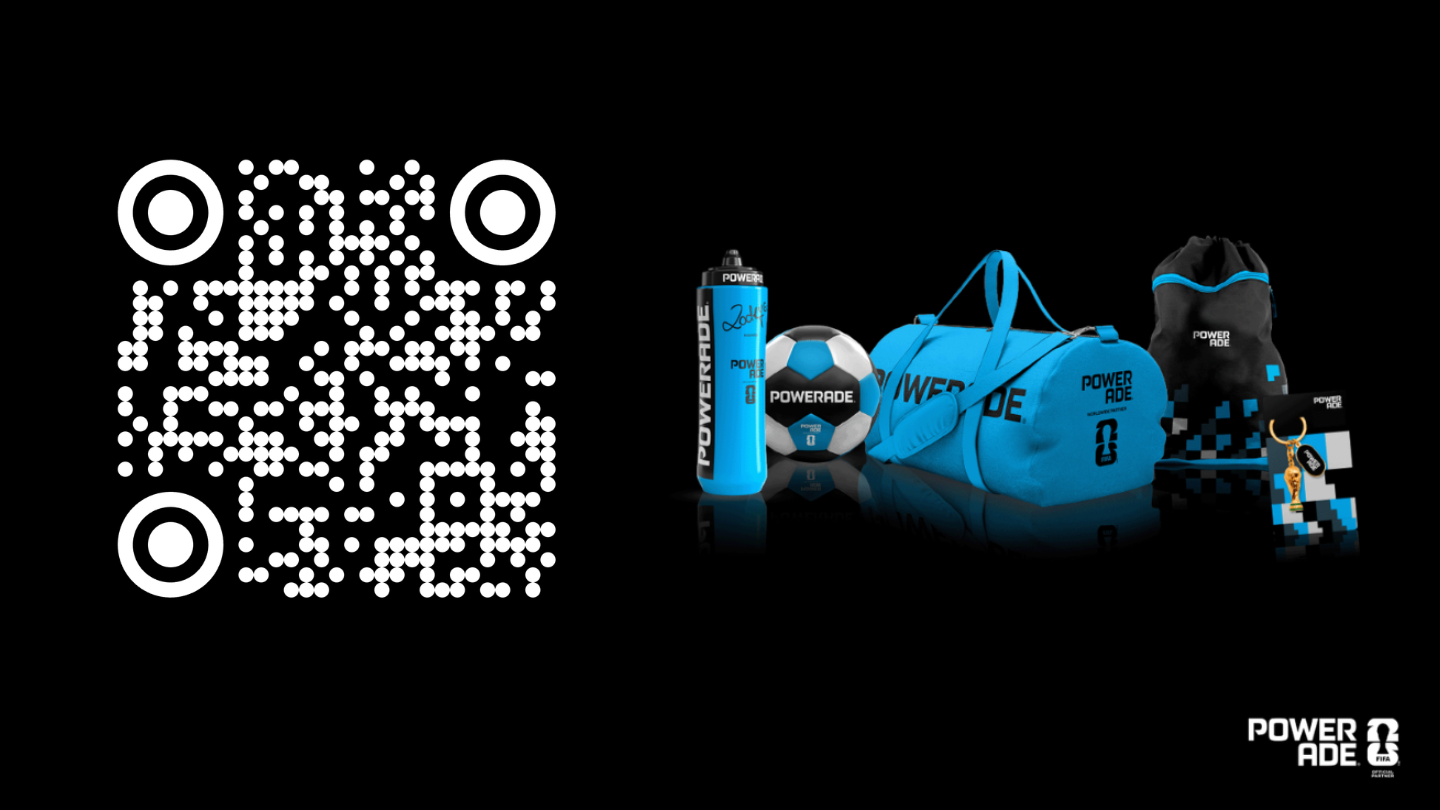 Blauwe promotionele afbeelding met links de tekst “WIN tickets voor 2 voor de FIFA World Cup 26™” en rechts een witte QR‑code om deel te nemen aan de actie.