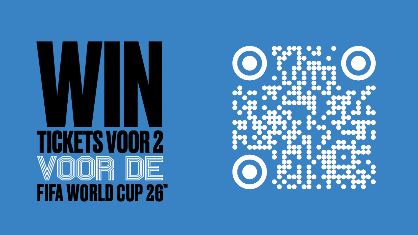 Blauwe promotionele afbeelding met links de tekst “WIN tickets voor 2 voor de FIFA World Cup 26™” en rechts een witte QR‑code om deel te nemen aan de actie.