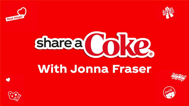 Een rode achtergrond met het Coca-Cola-thema en de tekst "share a Coke with Jonna Fraser" prominent in het midden. De woorden "share a Coke" zijn geschreven in een speels wit en rood lettertype, waarbij het woord "Coke" groter is en in de iconische Coca-Cola-stijl. Onderaan staat "With Jonna Fraser" in witte letters. In de hoeken zijn kleine Coca-Cola-gerelateerde visuele elementen te zien, zoals een hart met de tekst "Real Magic" (linksboven), de Coca-Cola-flesjes (rechtsboven), en een cirkel met de slogan "You Can't Beat the Feeling" samen met een Coca-Cola-logo (rechtsonder).