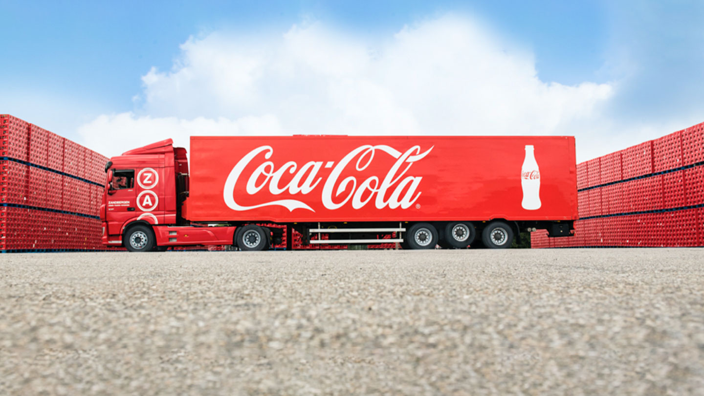 Een grote vrachtwagen coca-cola