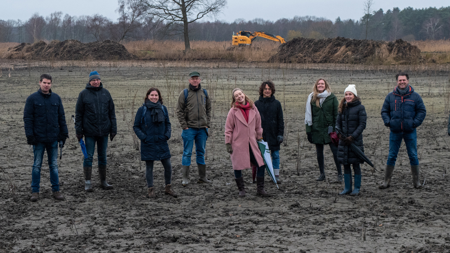 Groep coca-cola-arbeiders op het veld