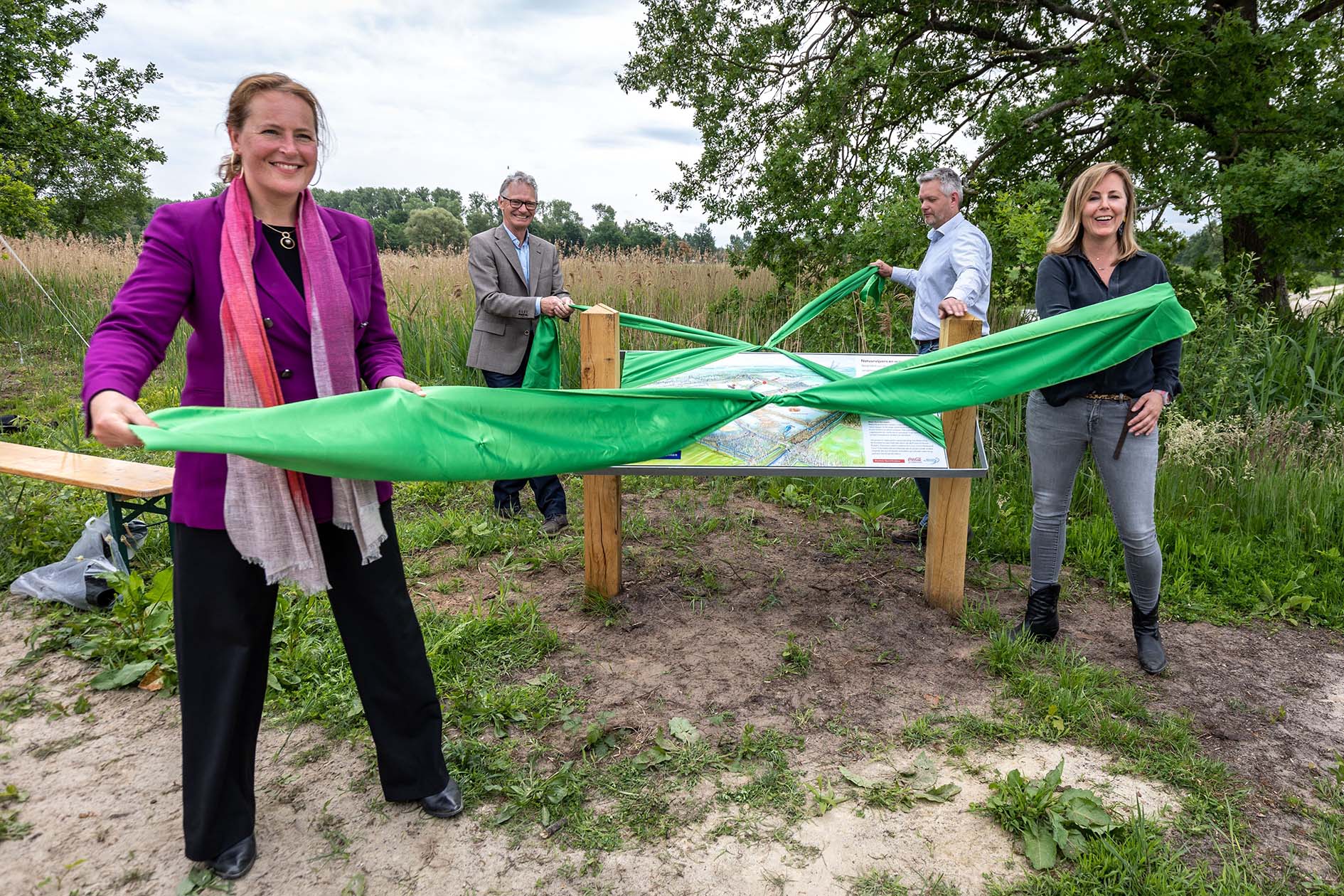 Twee vrouwen werken aan een wateraanvullingsproject