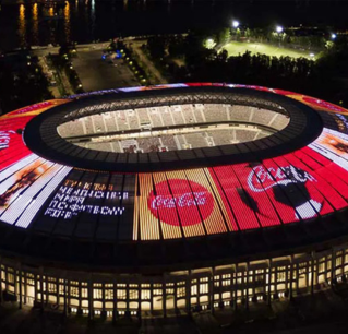 Verlicht Coca-Cola logo op het speelveld stadion