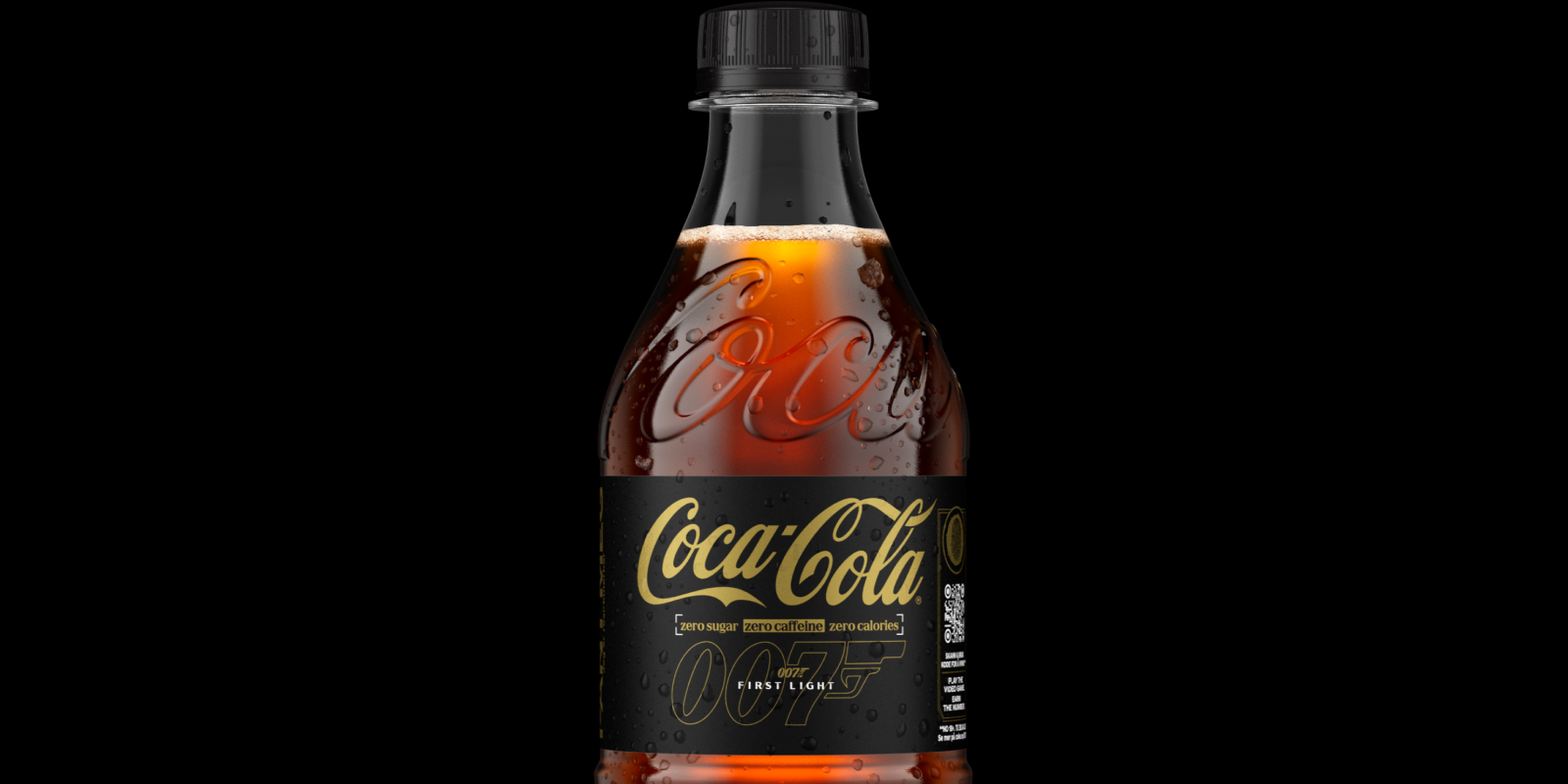Nærbilde av Coca-Cola Zero Zero-flaske på svart bakgrunn