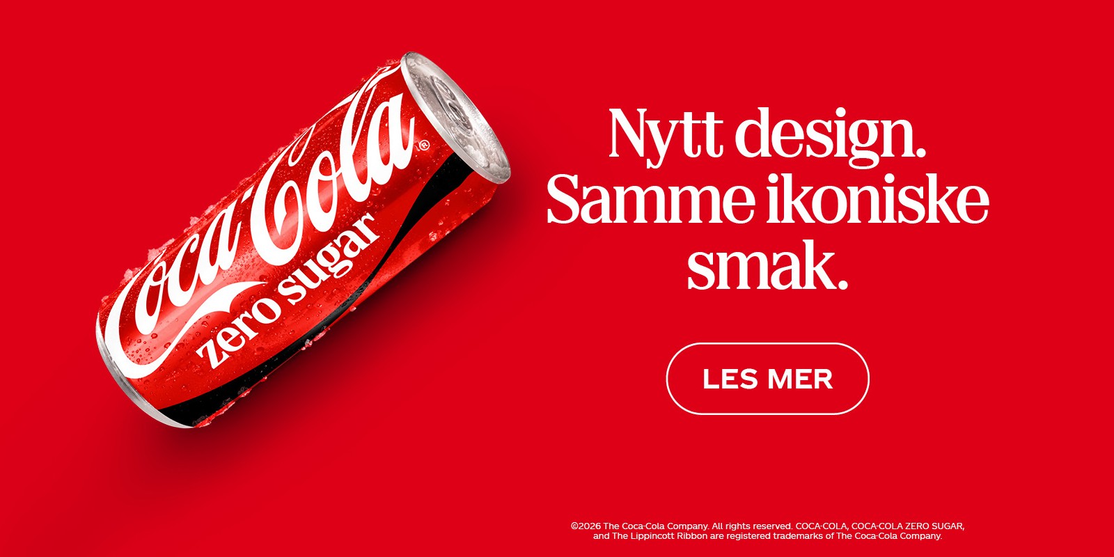  Coca-Cola-boks mot rød bakgrunn med teksten «Nytt design, samme ikoniske smak»