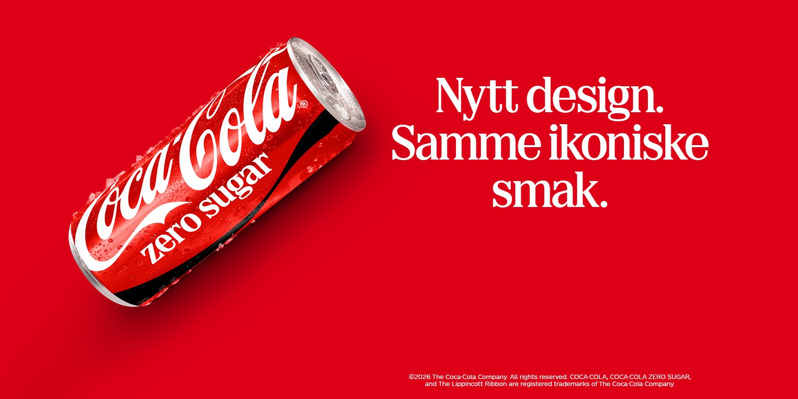 Ny Coca-Cola Zero Sugar-boks med Coca-Cola sitt nye design, vist på en rød bakgrunn med meldingen "Nytt Design. Samme Ikoniske Smak."