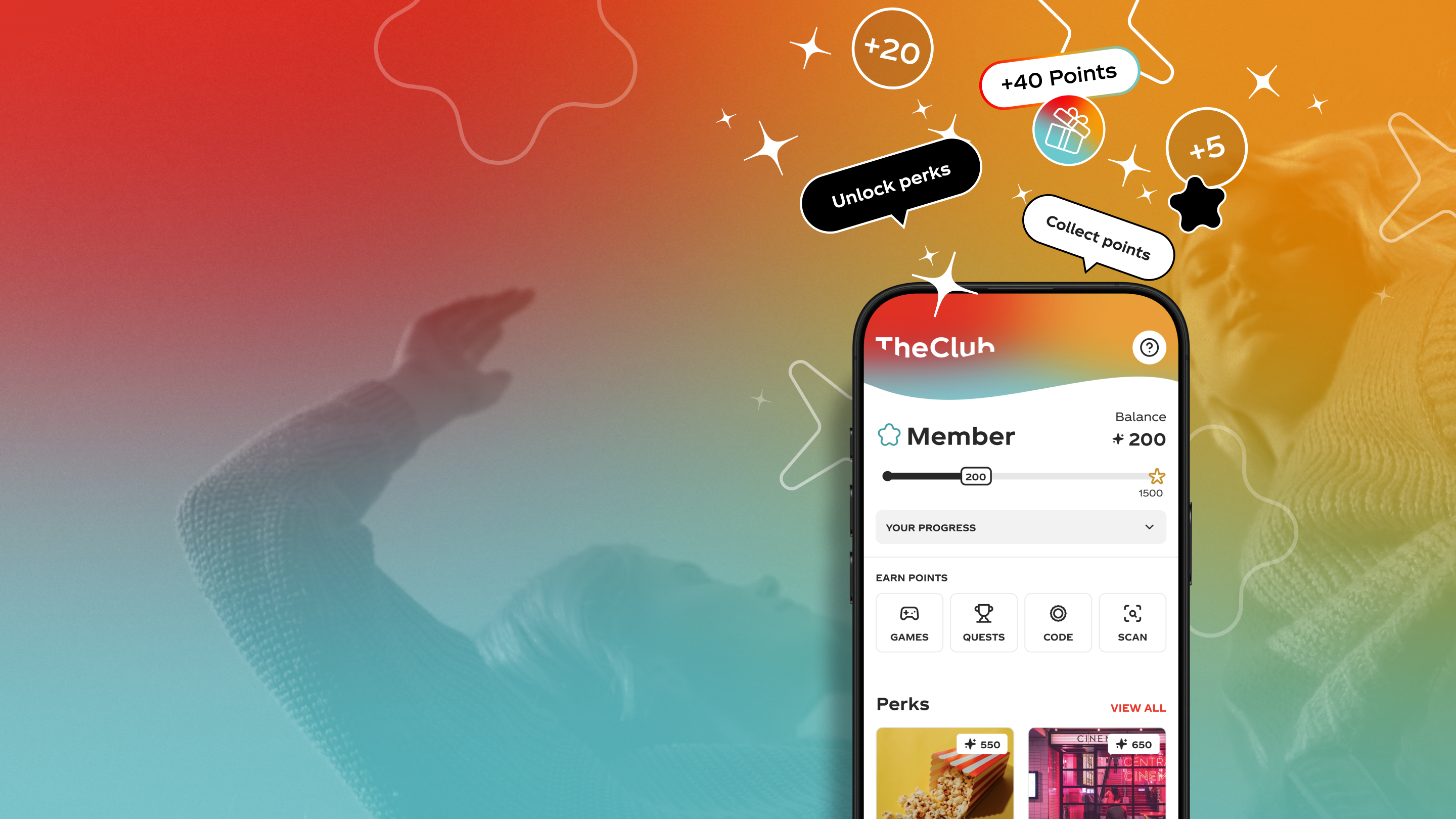 En mobil med ulike The Club-ikoner som popper opp mot en blå, oransje og rød bakgrunn.