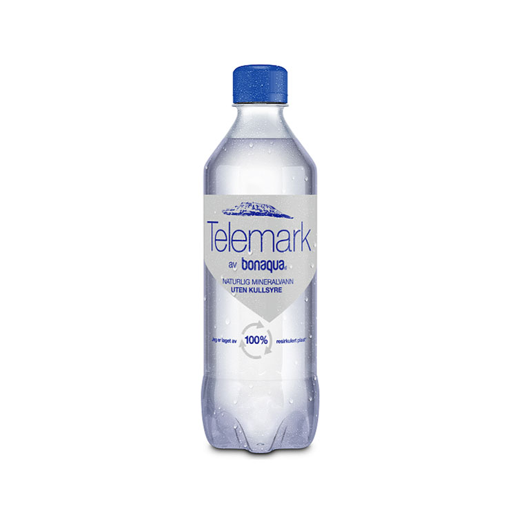 En flaske med bonaqua versjon Telemark med kullsyre.