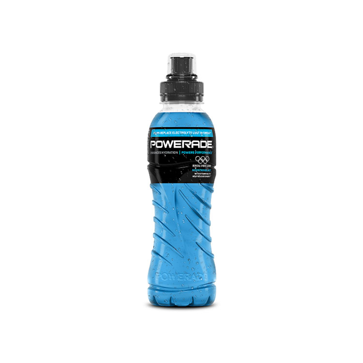 En plastflaske med Powerade Mountain Blast Zero og drikketut.