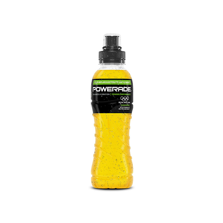 En plastflaske med Powerade Passionfruit og drikketut.