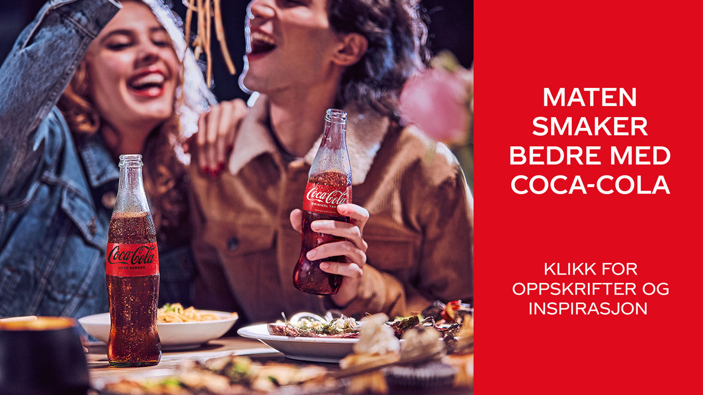 Et lykkelig par som er ute å spiser pasta og drikker Coca-Cola. Teksten lyder: "Maten smaker bedre med Coca-Cola".