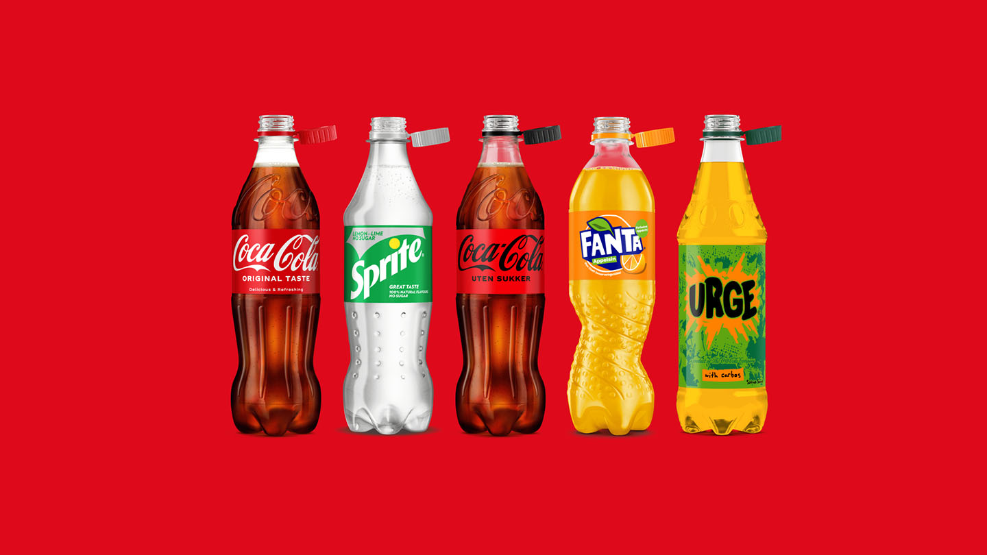 Som bildet viser, nå fester vi korken på plastflaskene. Dette er godt for miljøet og deg da de kjøpes sammen og pantes sammen.