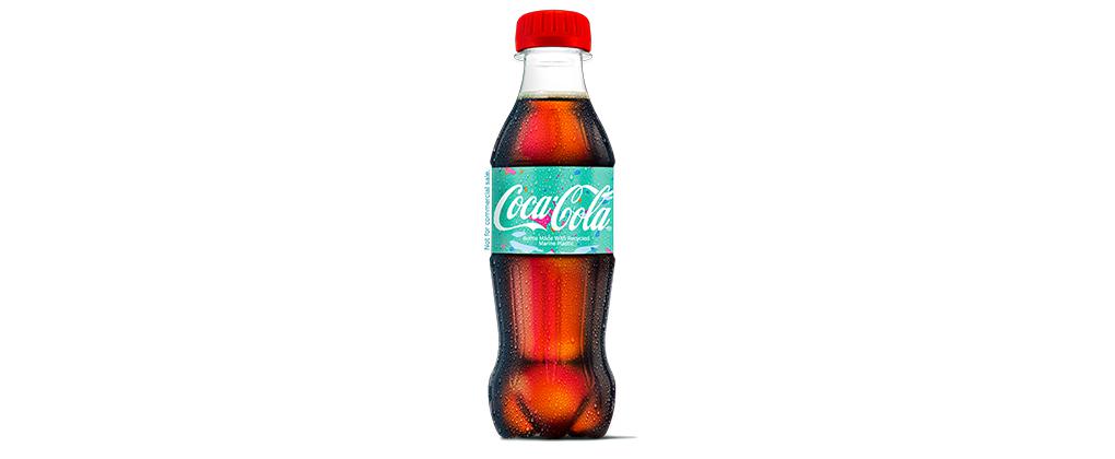 Denne plastflasken på bildet fra Coca-Cola, er laget med 25% resirkulert plast fra havet.