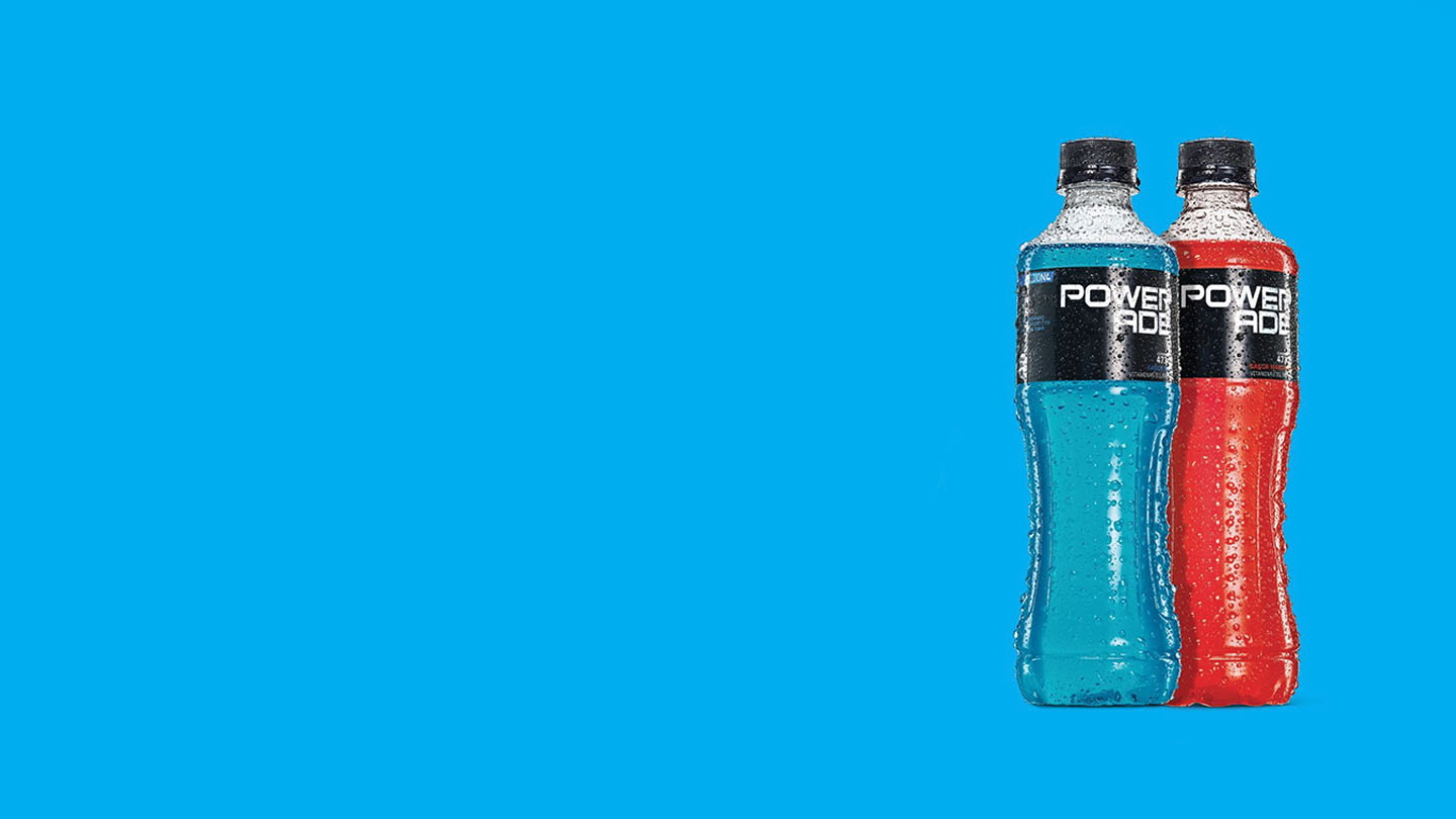 Dos botellas de Powerade de diferentes sabores sobre un fondo azul.
