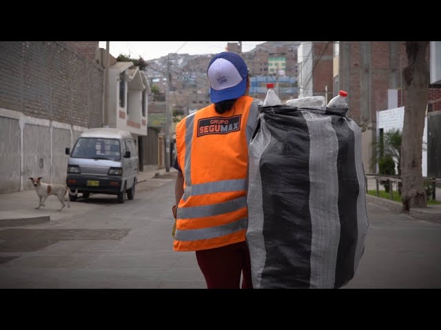Imagen de un recolector con bolsa llena de envases en un video Youtube
