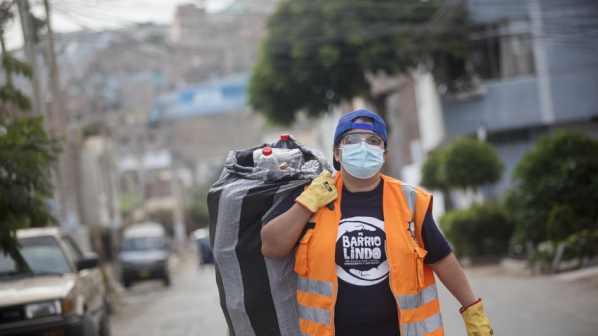 Hombre con bolsa llena de envases vacíos en la calle