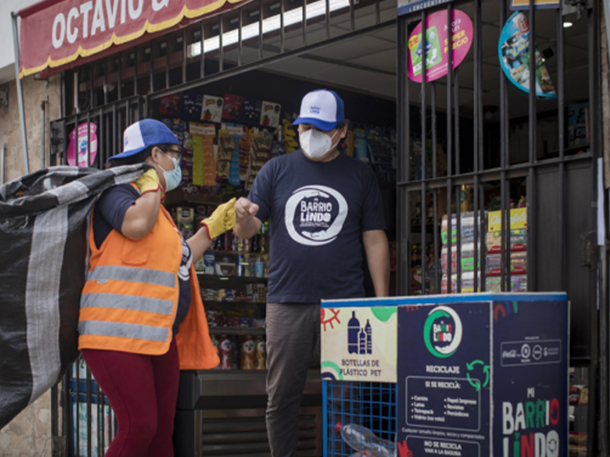 Un hombre recoge desechos para reciclar