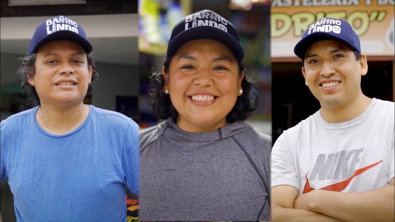 Tres personas con gorra sonriendo en imagen de un video de Youtube
