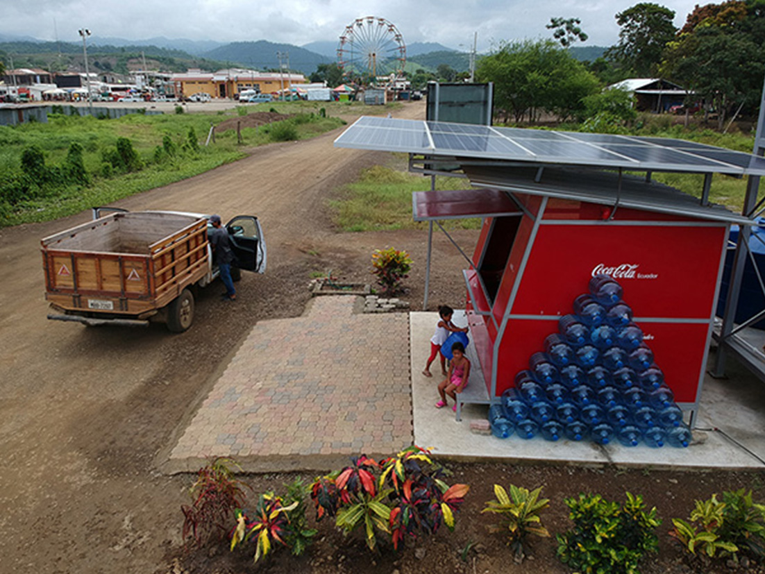 Una pequeña tienda minorista de Coca-Cola con paneles solares en el techo