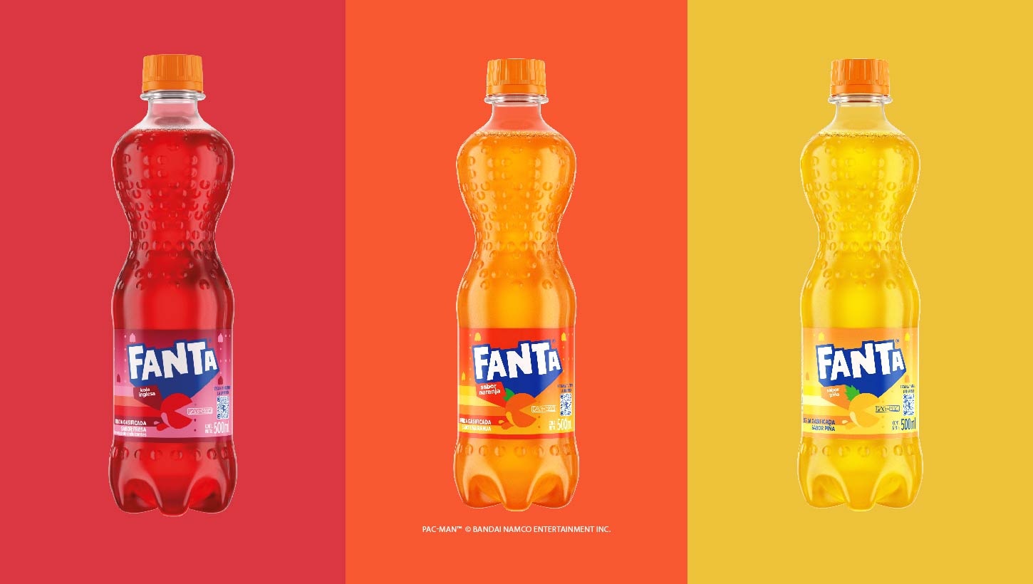 Tres botellas de la nueva Fanta PAC-MAN de los distintos sabores de Fanta Perú, cada una sobre un fondo de color correspondiente a su sabor; la botella de inca kola sobre fondo rojo, la Fanta de naranja sobre fondo naranja y la de la Fanta de piña sobre fondo amarillo.