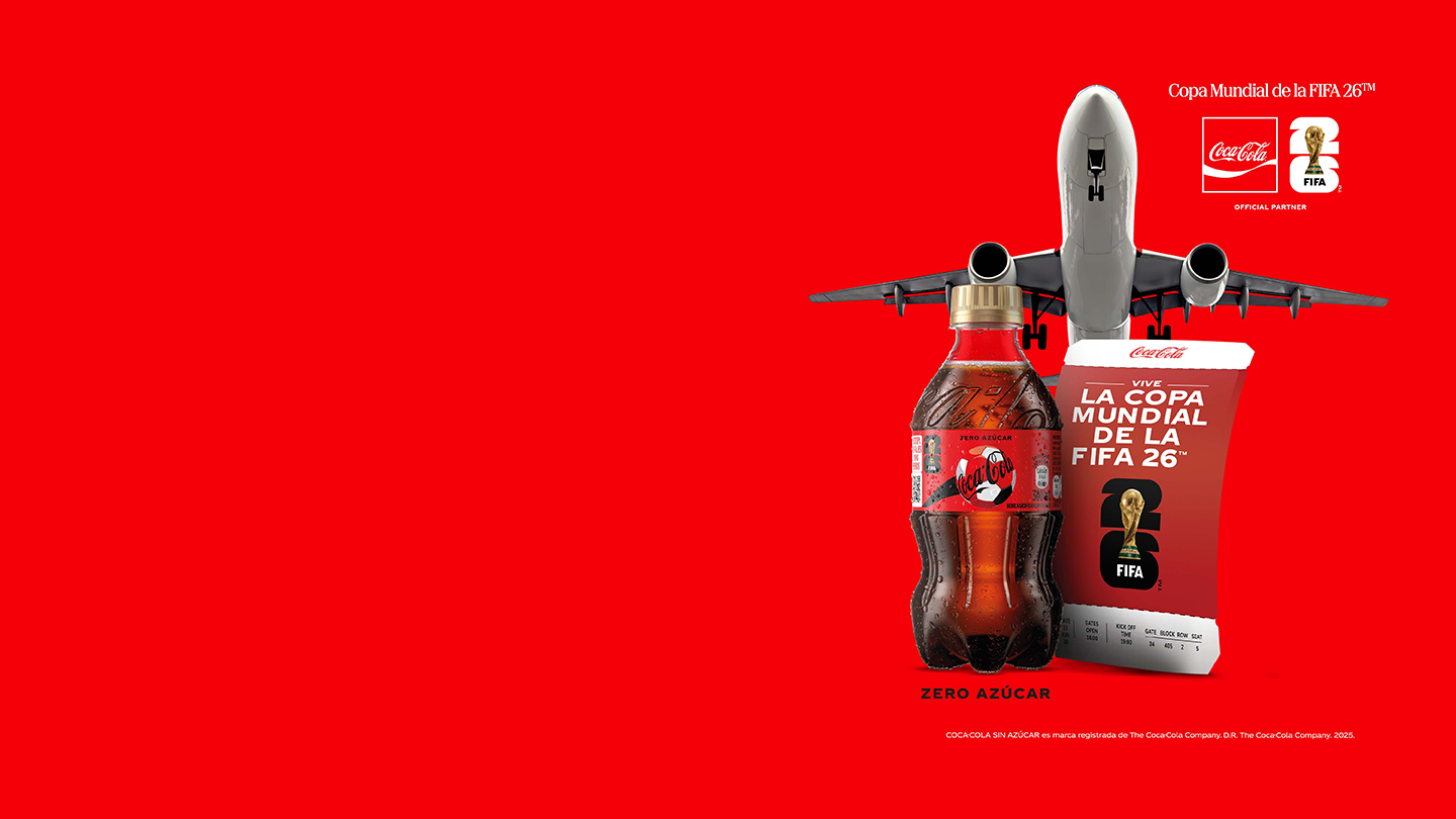 Promoción de Coca-Cola para la Copa Mundial de la FIFA 26™. Se observa un avión, un boleto y una mini botella de Coca-Cola Zero-Azúcar.