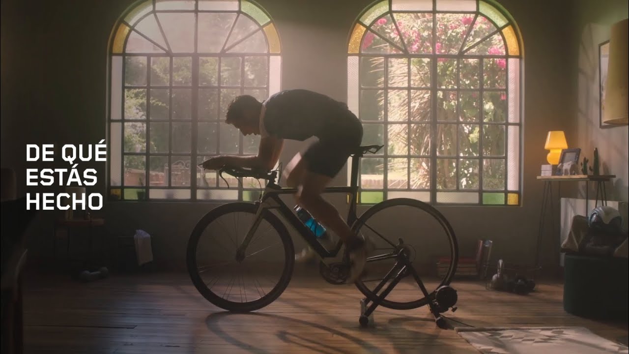 Un hombre entrena ciclismo en su casa