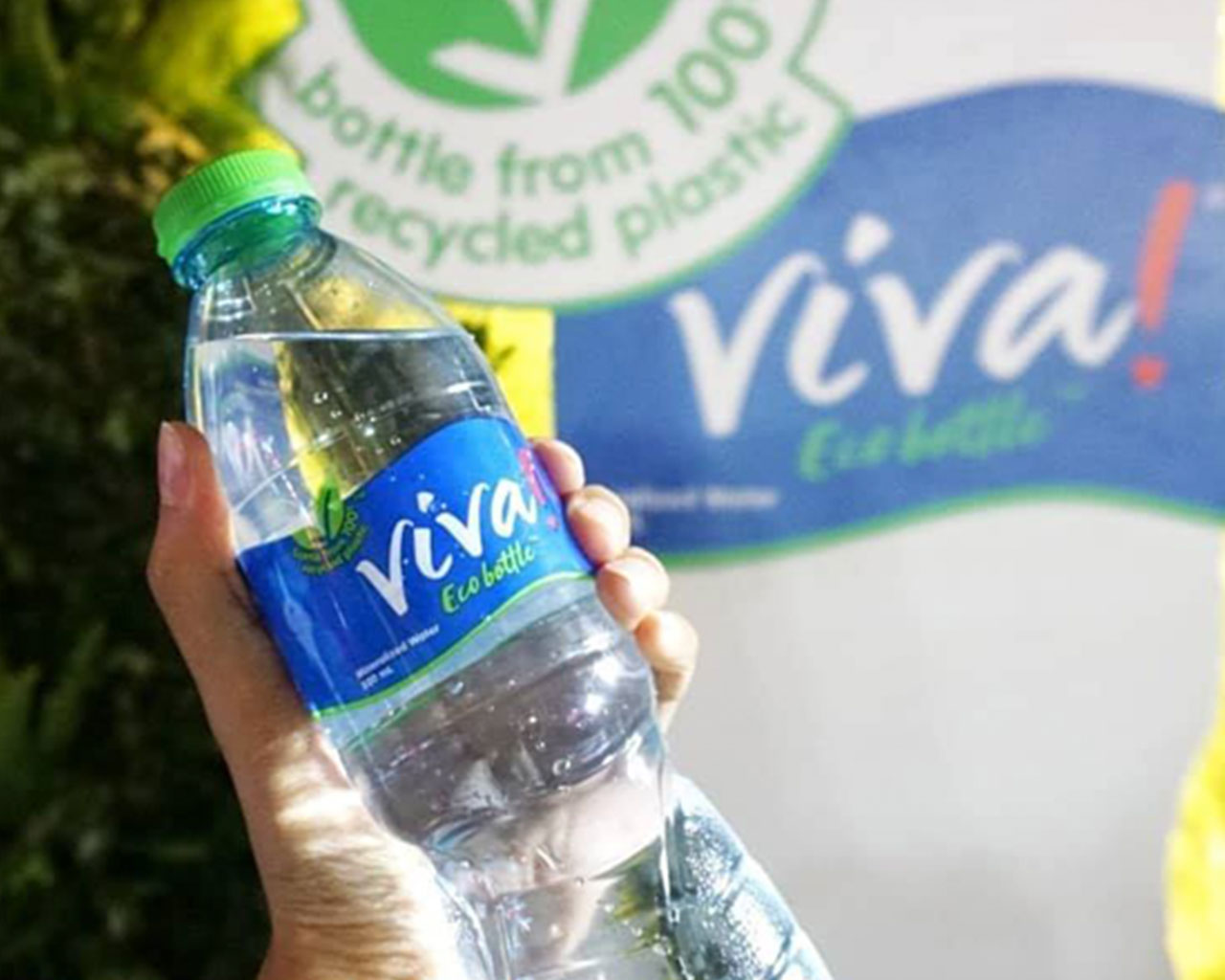 Detail of a hand holding a Viva Eco bottle