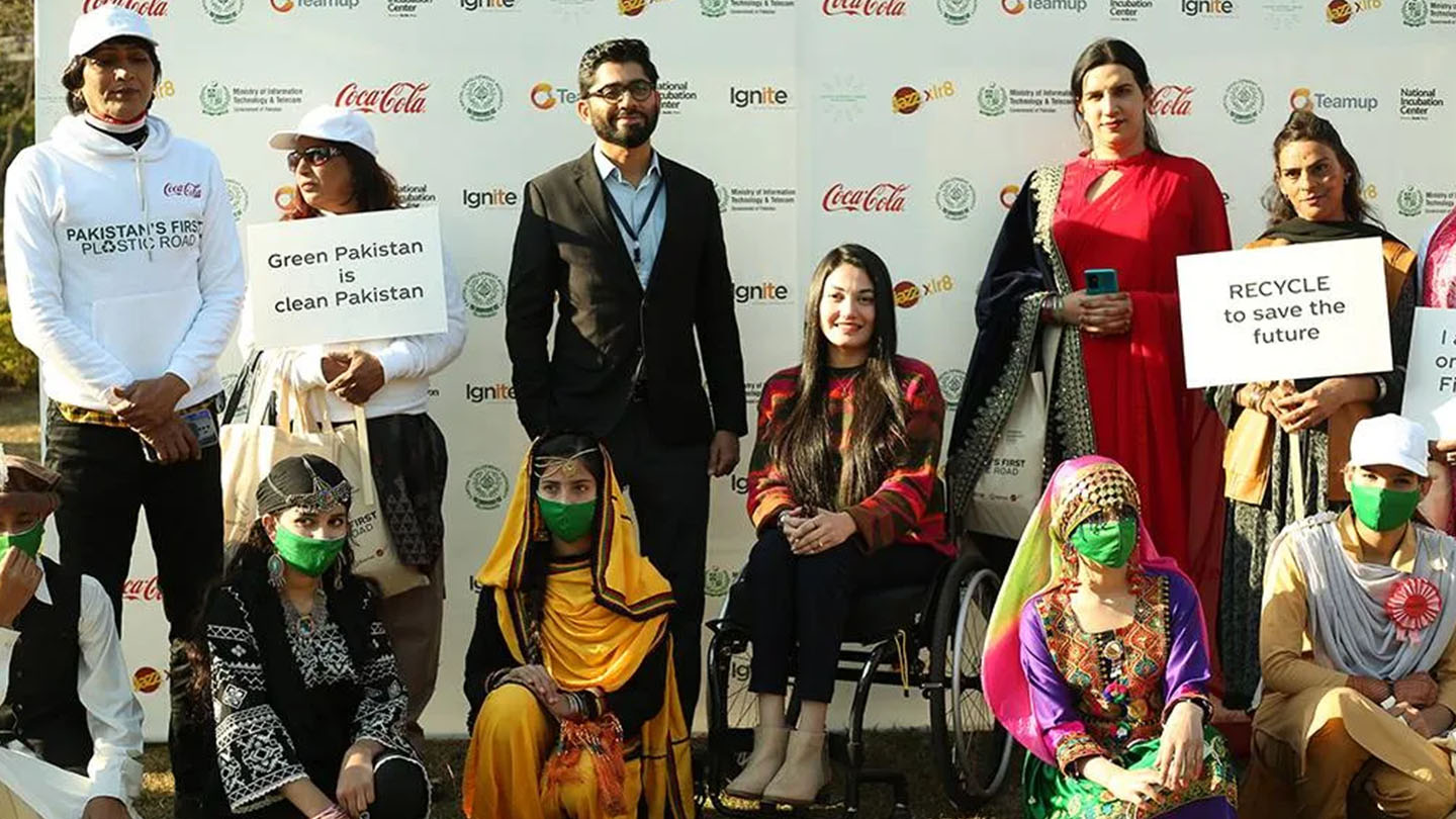 #CleanGreenPakistan کے تخلیقی پیغام کے ساتھ، پاکستان کی پہلی پلاسٹک سڑک کا افتتاح ہوا۔