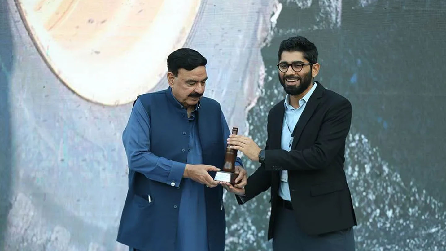 پاکستان نے پہلی مرتبہ پلاسٹک سڑک کی تشہیر کی ہے جو #CleanGreenPakistan کے تحت ہے۔