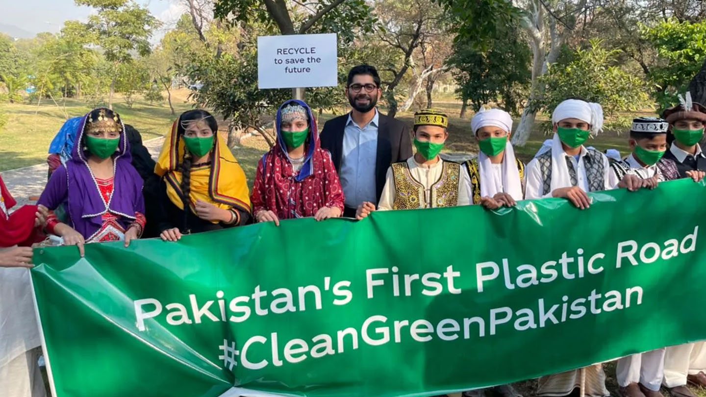 پاکستان کی تاریخ میں پہلی مرتبہ پلاسٹک کی سڑک کی افتتاح #CleanGreenPakistan کے ساتھ کی گئی۔