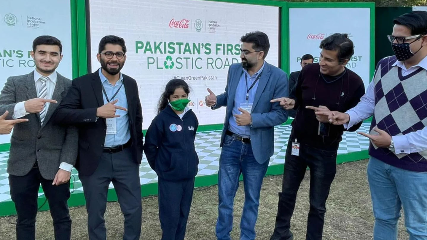پاکستان نے پلاسٹک کی سڑک کا افتتاح کیا جو #CleanGreenPakistan کی مہم کے تناظر میں ہوا۔