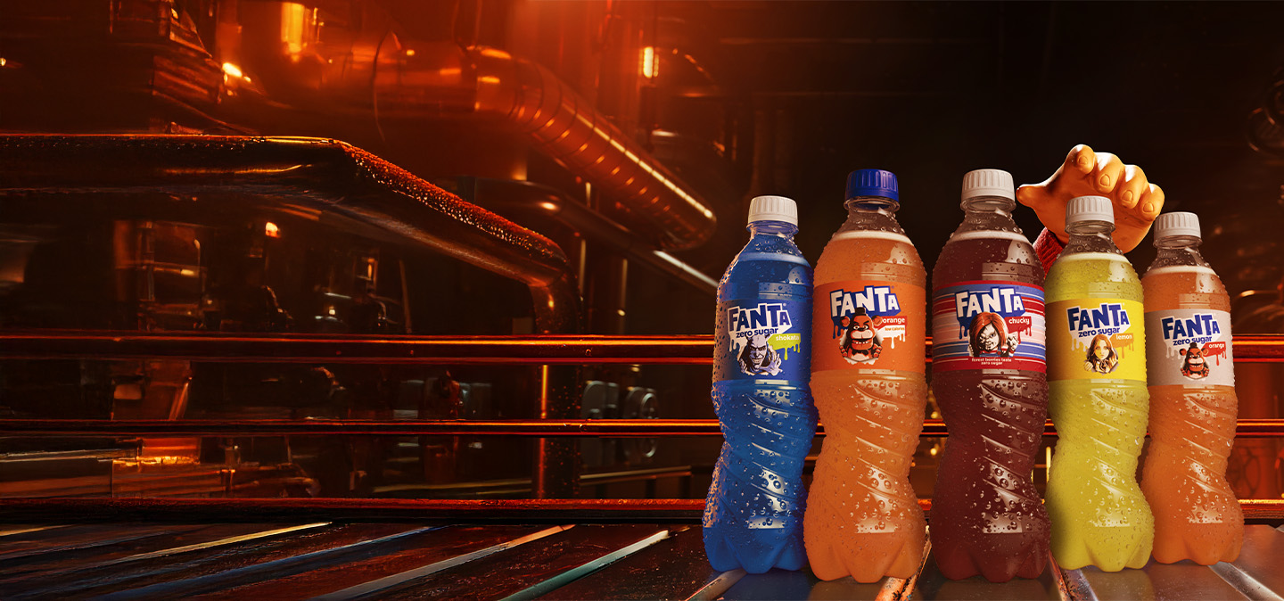 Ręka Laleczki Chucky sięgająca po limitowany smak Fanta Chucky