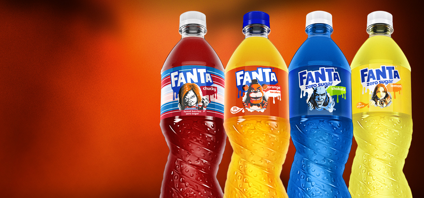 Zestaw butelek Fanta PET z wizerunkami postaci Chucky, M3gan, Fazbeara i The Grabbera na etykietach.