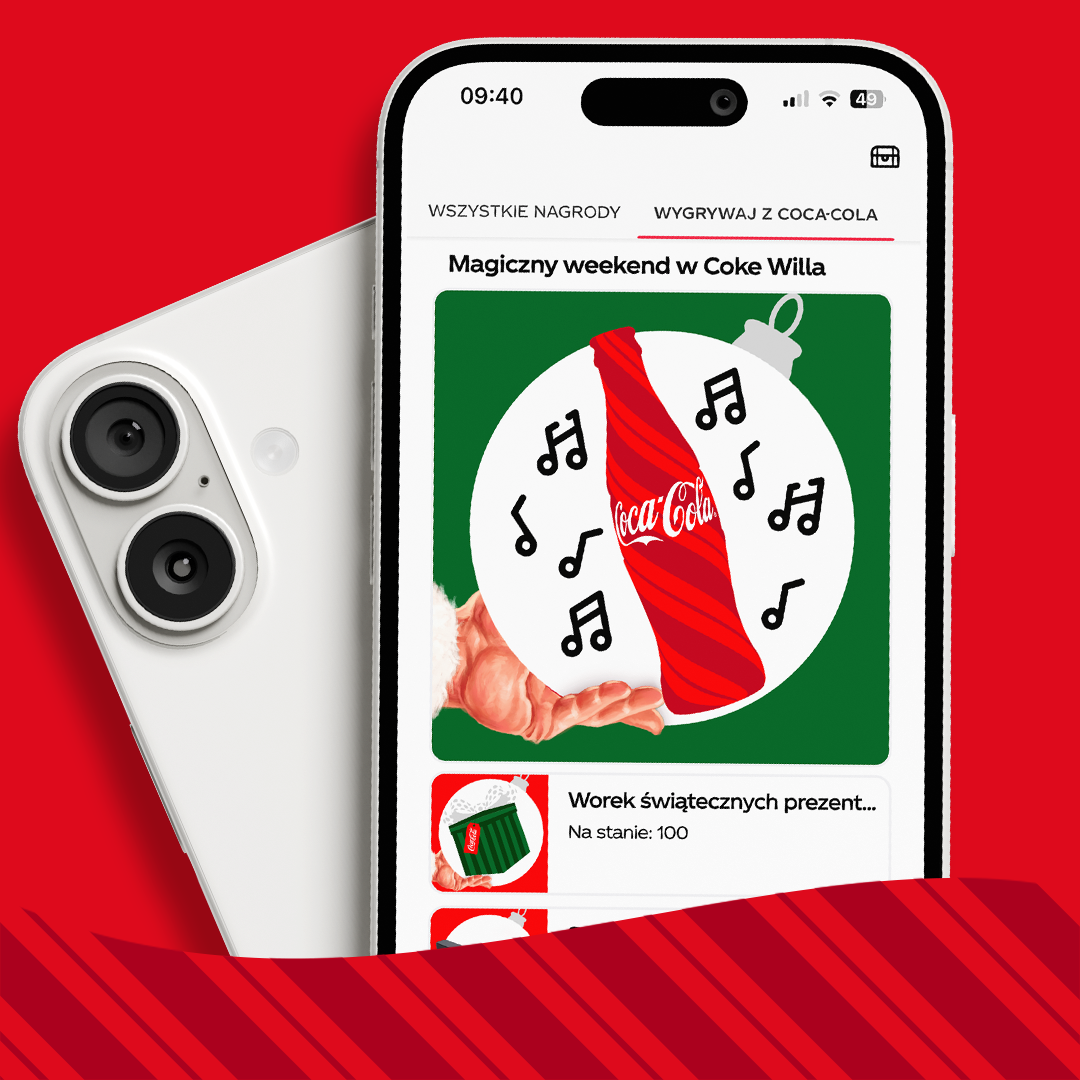 Smartfon z aplikacją Coca-Cola wyświetlającą grafikę świątecznej butelki i nut muzycznych.